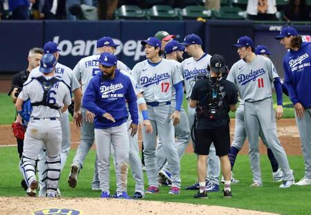 　ブルワーズに勝利しチームメートを迎えるドジャース・大谷（１７）、佐々木（１１）ら（共同）