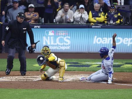 　ブルワーズ戦の４回、マンシーの中堅への打球で本封されるドジャースの三走Ｔ・ヘルナンデス＝１３日、ミルウォーキー（共同）