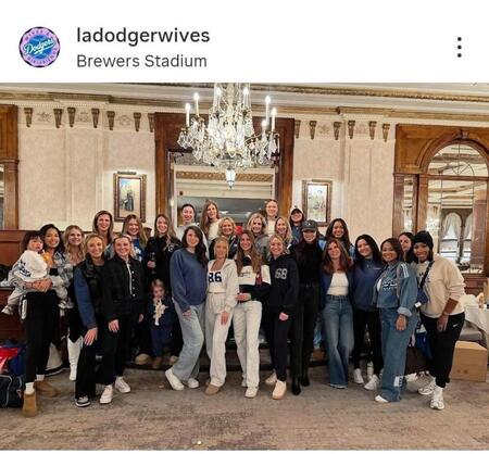 ドジャーワイブスのインスタグラム（＠ｌａｄｏｄｇｅｒｗｉｖｅｓ）から