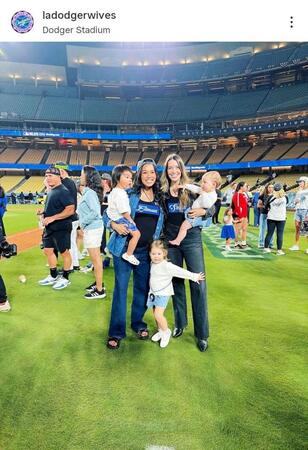 　地区Ｓ突破後、グラウンドで記念撮影するスミス一家とエドマン一家。ドジャーワイブスのインスタグラム（ｌａｄｏｄｇｅｒｗｉｖｅｓ）より