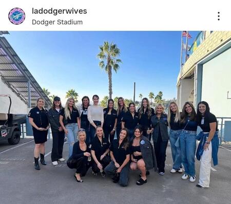 　ＷＣＳ第２戦の集合写真。（ｌａｄｏｄｇｅｒｗｉｖｅｓ）より