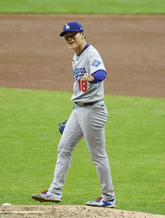 　ブルワーズ戦で完投勝利を挙げ、拳を握るドジャース・山本（共同）