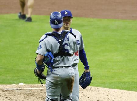 　ブルワーズ戦で完投勝利を挙げ、捕手スミスと喜ぶドジャース・山本（共同）