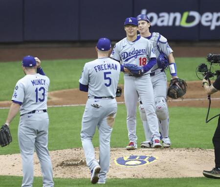 　ブルワーズ戦で完投勝利を挙げ、笑顔のドジャース・山本（18）＝共同