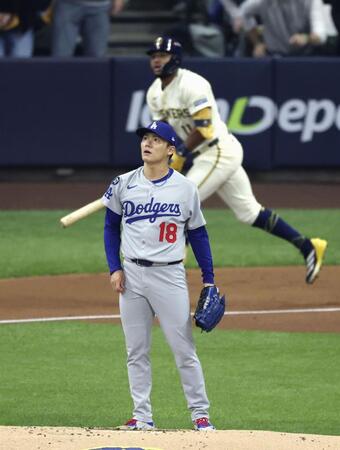 　ブルワーズ戦の１回、チョウリオに先頭打者本塁打を浴びたドジャース・山本（共同）