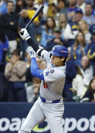 　ブルワーズ戦の７回、右前適時打を放つドジャース・大谷（共同）