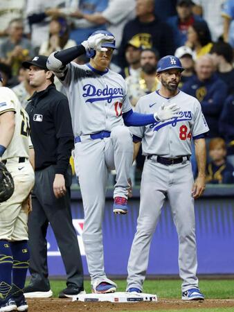 　ブルワーズ戦の７回、右前適時打を放ちポーズをとるドジャース・大谷（共同）