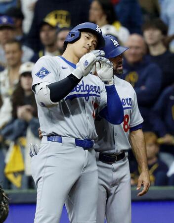 　ブルワーズ戦の７回、右前適時打を放ちヘルメットを合わせるドジャース・大谷（共同）