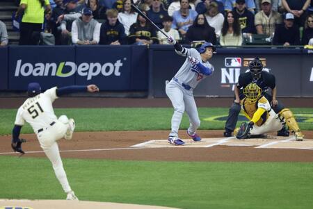 　ブルワーズ戦の１回、空振り三振に倒れるドジャース・大谷。投手ペラルタ（共同）