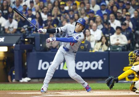 　ブルワーズ戦の１回、空振り三振に倒れるドジャース・大谷（共同）