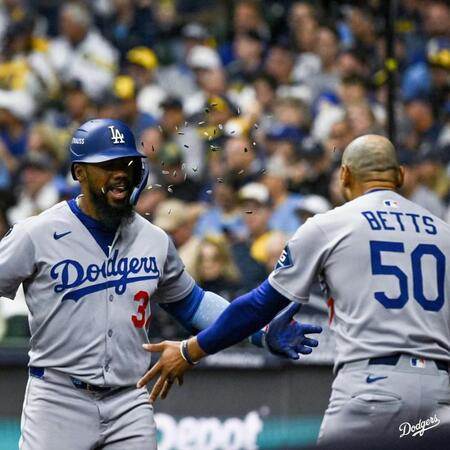　２回、放同点ソロを放ち、ベッツ（右）に祝福されるテオスカー・ヘルナンデス（ロサンゼルス・ドジャース提供）