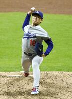　ブルワーズ戦に先発し、３安打１失点で完投勝利を挙げたドジャース・山本（共同）
