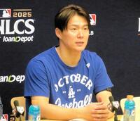 　試合後の会見で投球を振り返る山本由伸（撮影・小林信行）