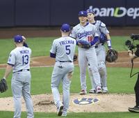 　ブルワーズ戦で完投勝利を挙げ、笑顔のドジャース・山本（18）＝共同