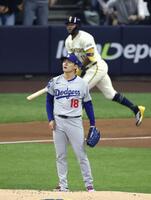 　ブルワーズ戦の１回、チョウリオに先頭打者本塁打を浴びたドジャース・山本（共同）