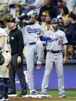 　ブルワーズ戦の７回、右前適時打を放ちポーズをとるドジャース・大谷（共同）