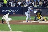 　ブルワーズ戦の１回、空振り三振に倒れるドジャース・大谷。投手ペラルタ（共同）