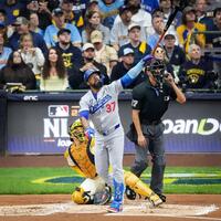 　２回、同点ソロを放つテオスカー・ヘルナンデス（ロサンゼルス・ドジャース提供）