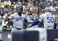 　ブルワーズ戦の２回、同点ソロを放ちベッツ（右）に祝福されるドジャースのＴ・ヘルナンデス（共同）