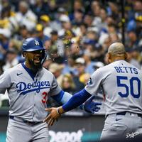 　２回、放同点ソロを放ち、ベッツ（右）に祝福されるテオスカー・ヘルナンデス（ロサンゼルス・ドジャース提供）
