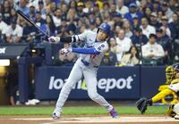 　ブルワーズ戦の１回、空振り三振に倒れるドジャース・大谷（共同）