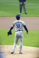 　ブルワーズ戦の１回、チョウリオに先頭打者本塁打を浴びたドジャース・山本（共同）