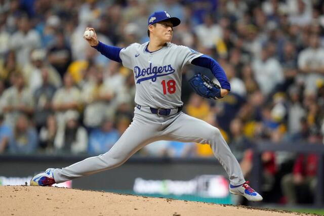 『 WBC優勝 山本由伸特集号』超激レア ロサンゼルスタイムズ ドジャース 山本由伸 ロッカーで祝福される激レアショット公開で「最高の瞬間