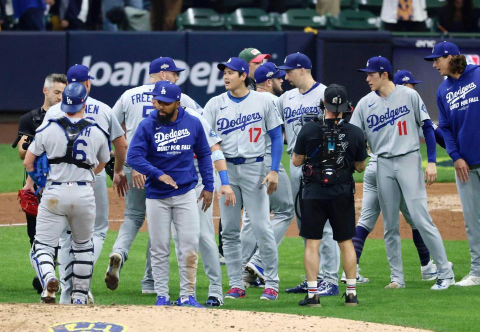 　ブルワーズに勝利しチームメートを迎えるドジャース・大谷（１７）、佐々木（１１）ら（共同）