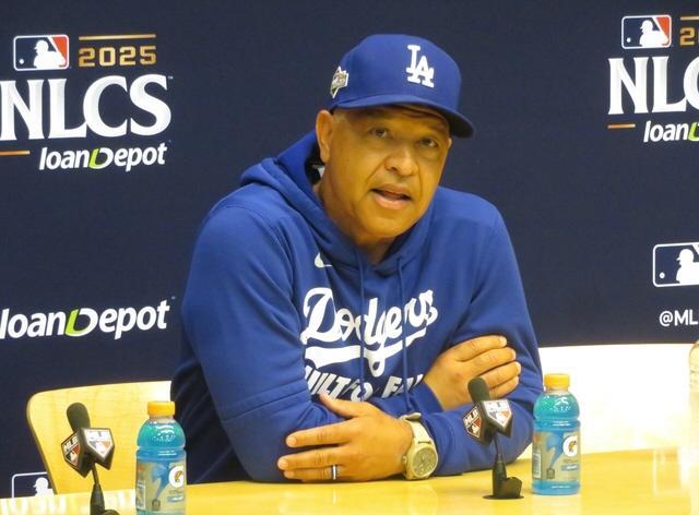 試合前の会見で報道陣の質問に答えるロバーツ監督（撮影・小林信行）