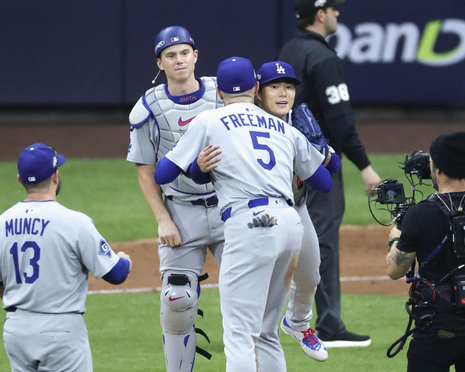 　ブルワーズ戦で完投勝利を挙げ、フリーマン（５）とハグするドジャース・山本（共同）