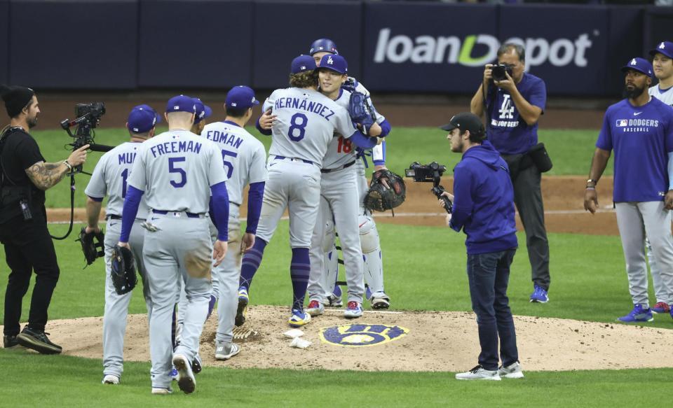 　ブルワーズ戦で完投勝利を挙げ、チームメートと喜ぶドジャース・山本（中央右）＝共同
