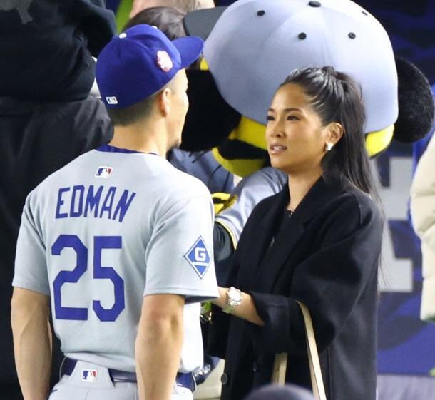 　ドジャースのトミー・エドマン（背番号２５）とクリステン夫人＝３月１８日