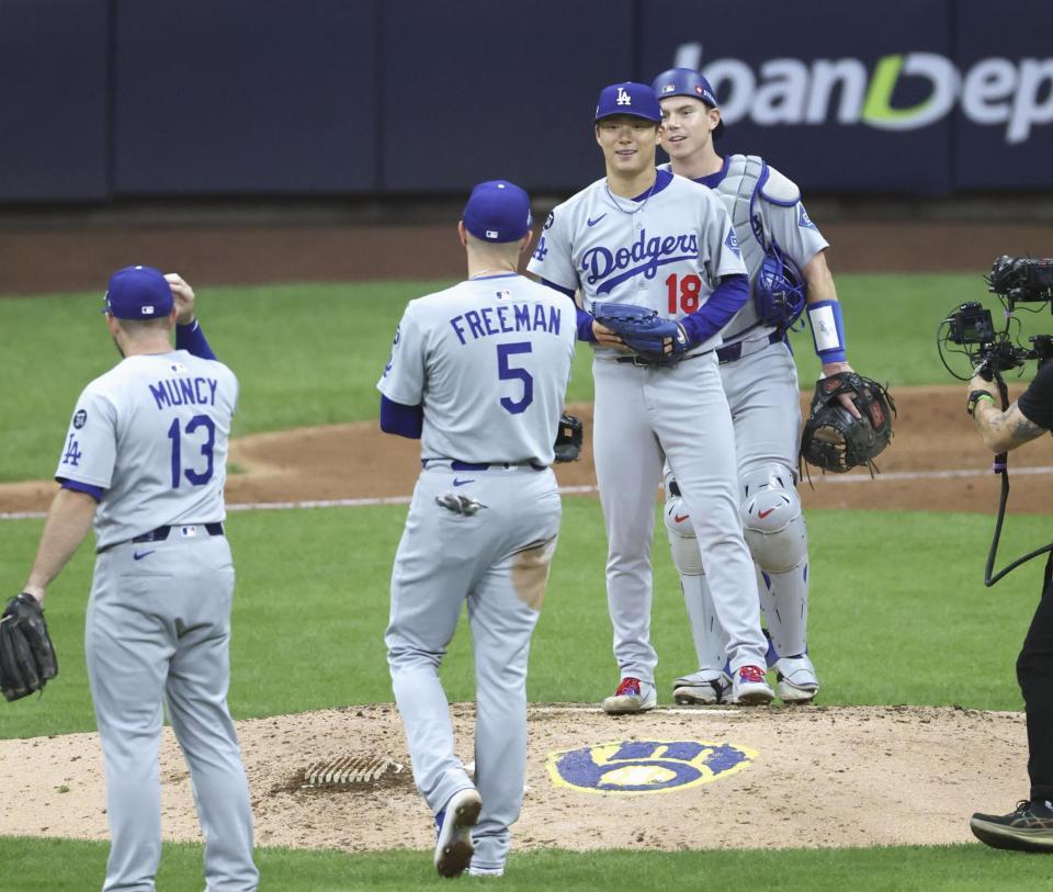 　ブルワーズ戦で完投勝利を挙げ、笑顔のドジャース・山本（18）＝共同