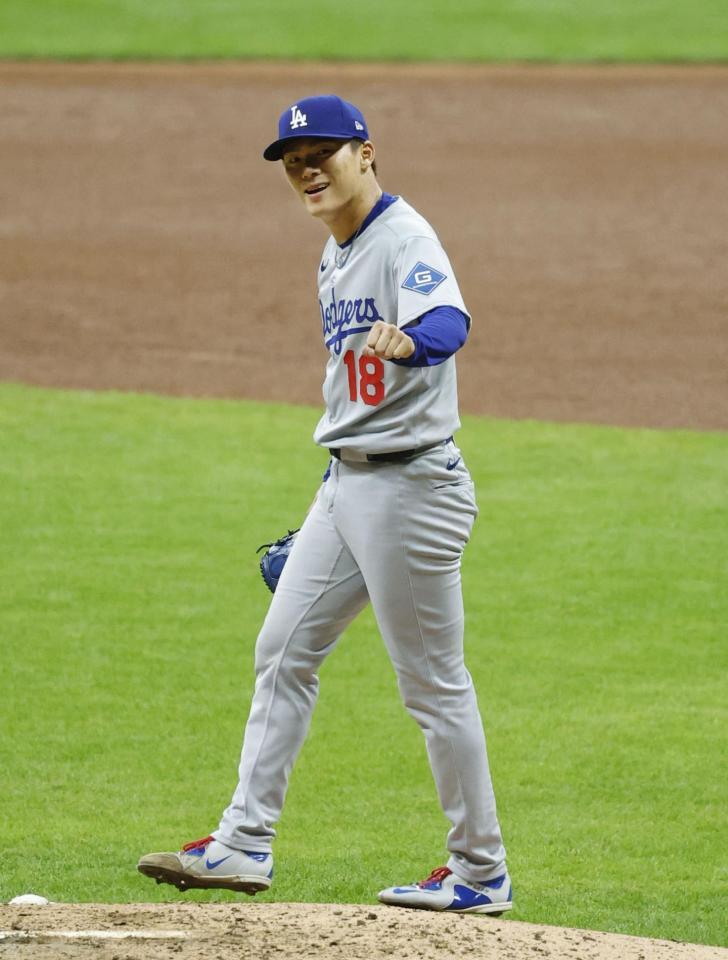 　ブルワーズ戦で完投勝利を挙げ、拳を握るドジャース・山本（共同）