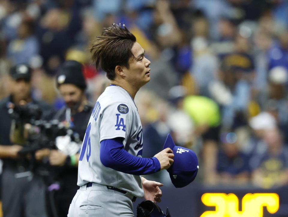 　ブルワーズ戦の４回を投げ終えたドジャース・山本（共同）