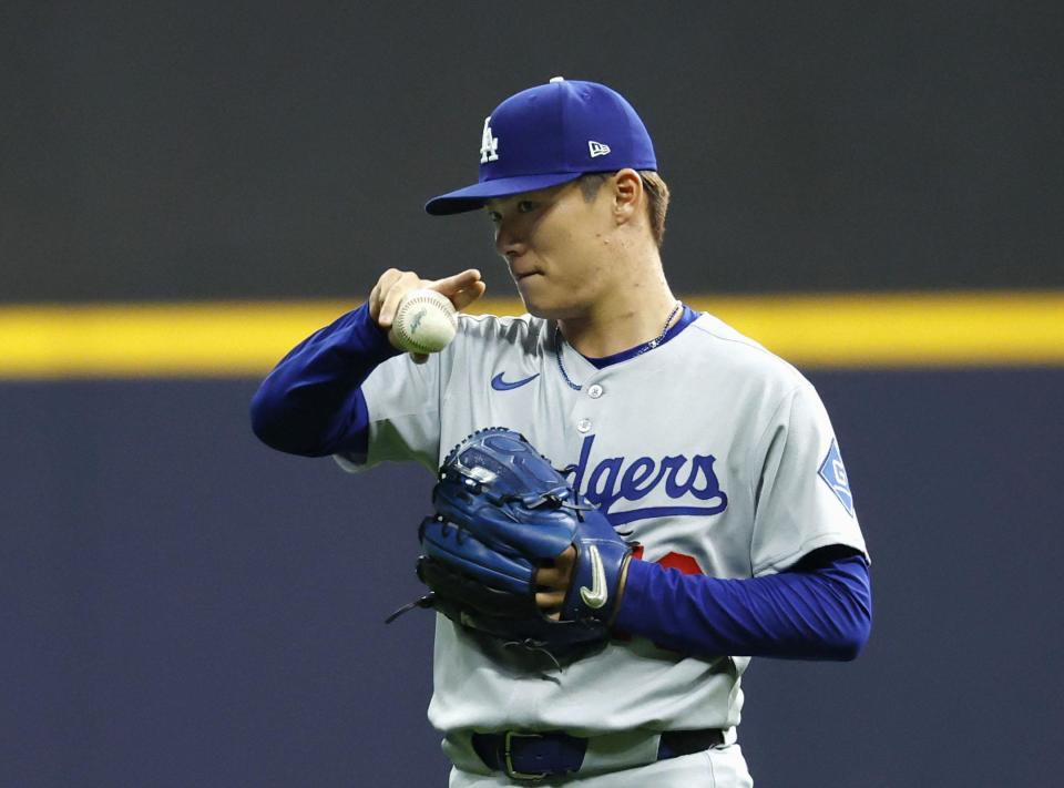 　試合前、調整するドジャース・山本（共同）