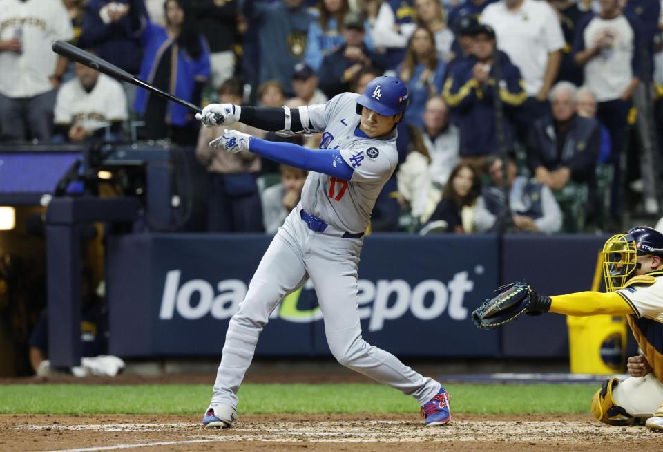 　ブルワーズ戦の７回、右前適時打を放つドジャース・大谷（共同）