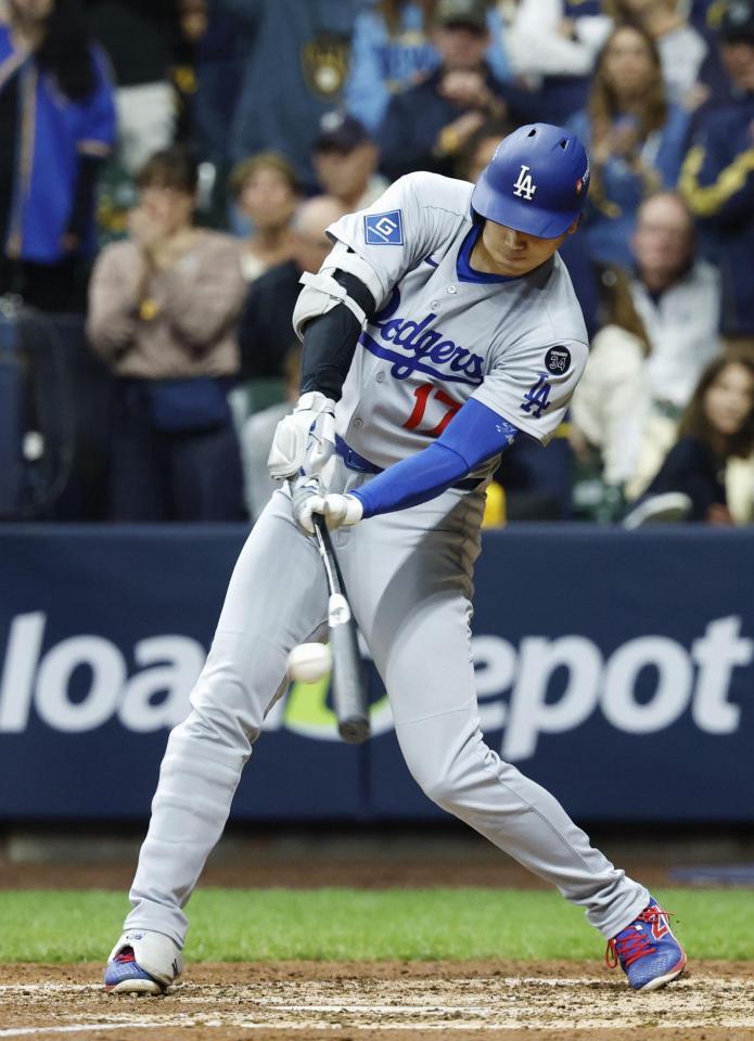 　ブルワーズ戦の７回、右前適時打を放つドジャース・大谷（共同）