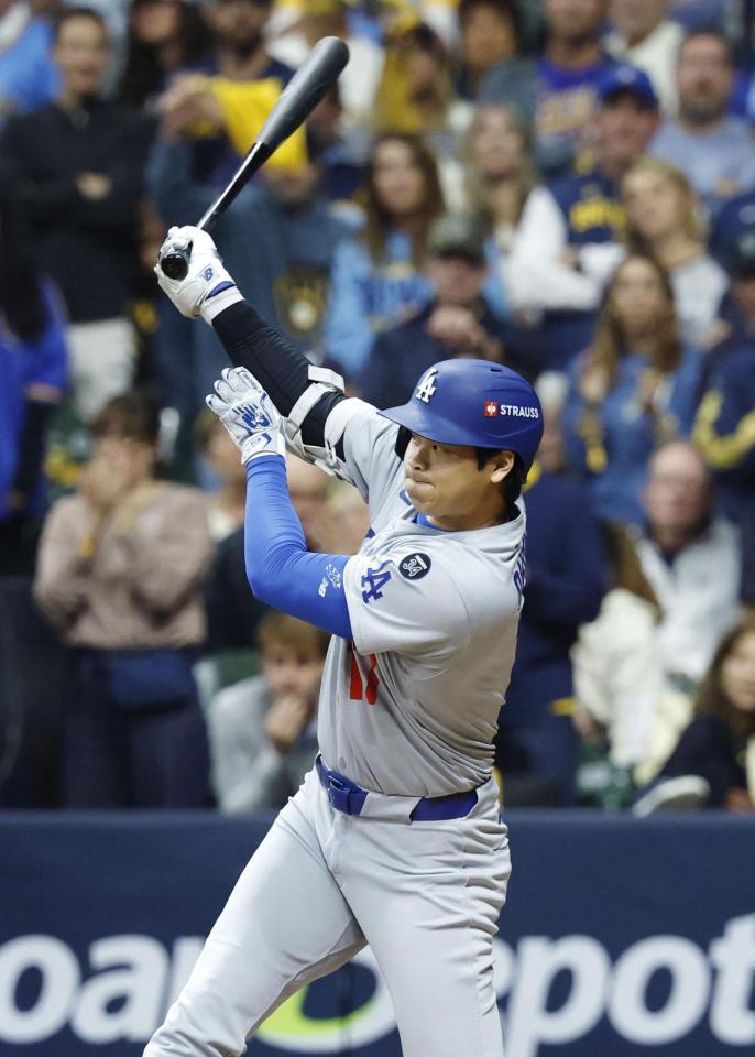 　ブルワーズ戦の７回、右前適時打を放つドジャース・大谷（共同）