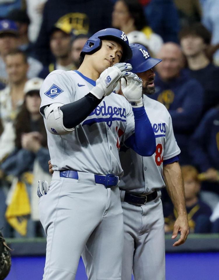 　ブルワーズ戦の７回、右前適時打を放ちヘルメットを合わせるドジャース・大谷（共同）