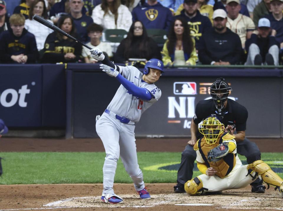 　ブルワーズ戦の７回、右前適時打を放つドジャース・大谷（共同）