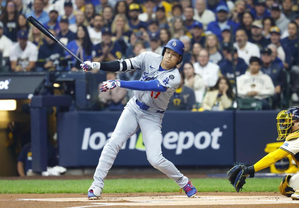 　ブルワーズ戦の１回、空振り三振に倒れるドジャース・大谷（共同）