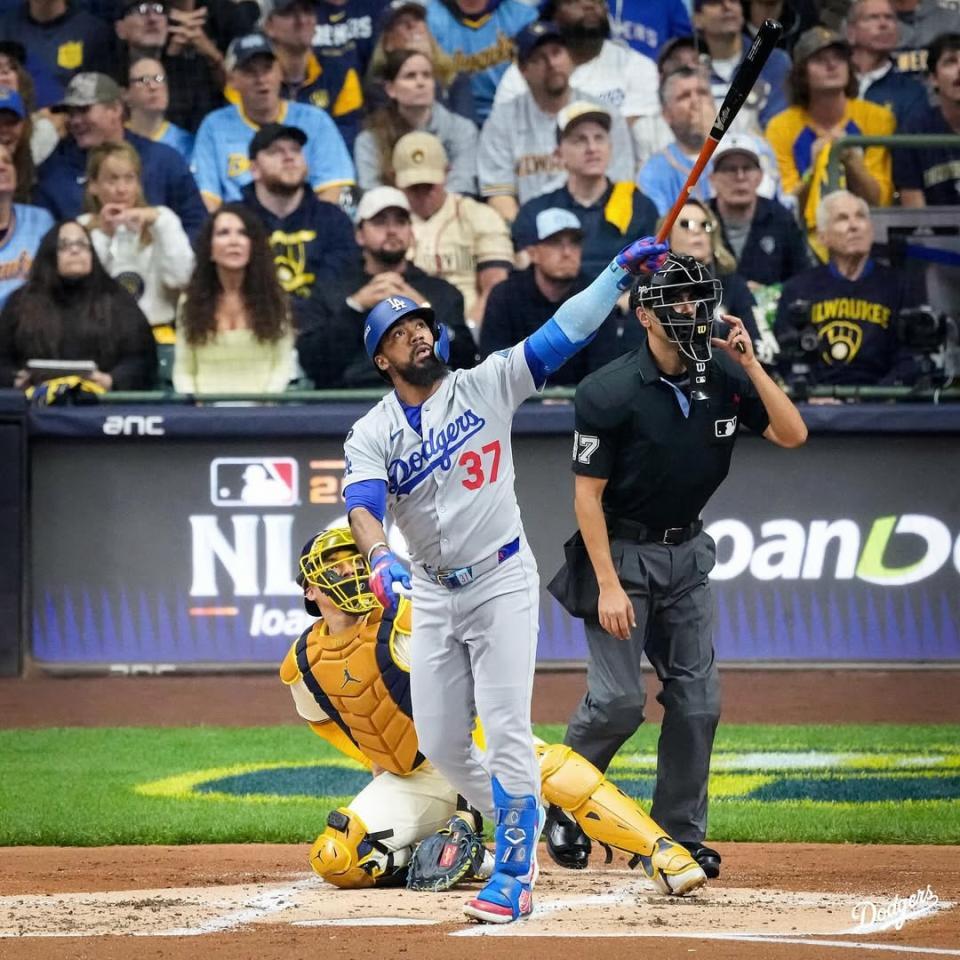 　２回、同点ソロを放つテオスカー・ヘルナンデス（ロサンゼルス・ドジャース提供）