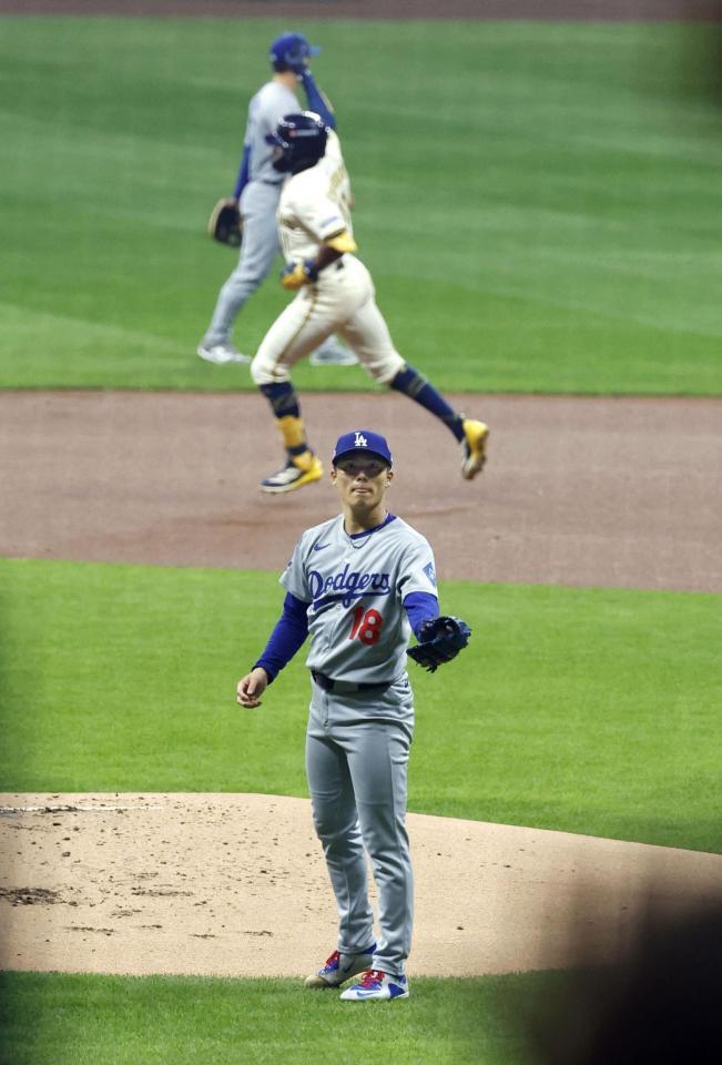 　ブルワーズ戦の１回、チョウリオに先頭打者本塁打を浴びたドジャース・山本（共同）