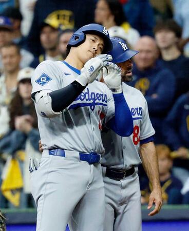 　７回、右前適時打を放ちヘルメットを合わせる大谷（共同）