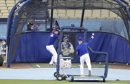 　屋外で打撃練習するドジャース・大谷（共同）