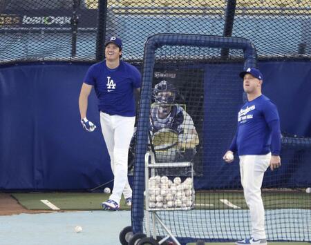 　屋外で打撃練習するドジャース・大谷（左）＝共同
