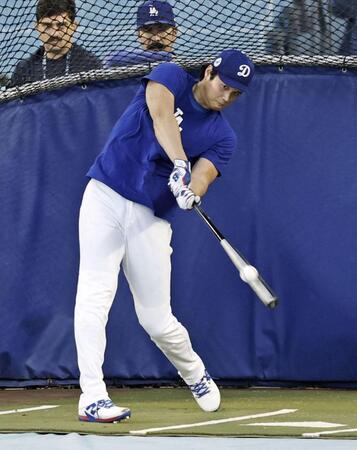 　屋外で打撃練習するドジャース・大谷（共同）