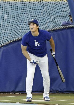 　屋外で打撃練習するドジャース・大谷（共同）