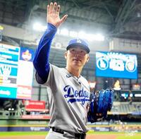 　完投勝利を収めスタンドに手を振る山本（ロサンゼルス・ドジャース提供）